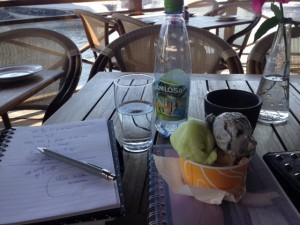 Jag satt kvar länge efteråt, åt glass (bland annat en lime- och caprihina, gudsågott), skrev och funderade.