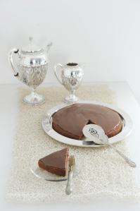 Torta al latte caldo con crema al caramello http://gikitchen.wordpress.com/2014/10/18/torta-al-latte-caldo-con-cacao-e-crema-al-caramello/