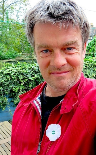 Andy Worthington wears a white poppy for Remembrance Day on November 9, 2014 (Photo: Andy Worthington).