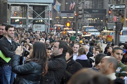 Black_Friday_at_the_Apple_Store_on_Fifth_Avenue,_New_York_City,_2011