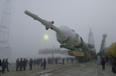Soyuz_tm-31_transported_to_launch_pad