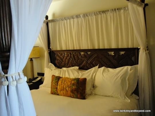 4-poster bed at Pantai Inn in La Jolla, California