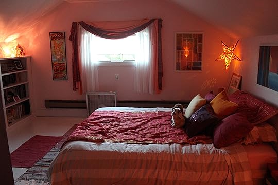 In the afternoon, lanterns with LED lights add a warm glow to the room. Even with the white floor, the room never looks cold.