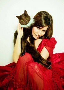 Gina_Gershon_with_Cleo_cat