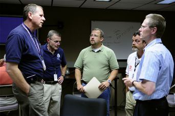 800px-FEMA_-_35780_-_Federal_and_State_disaster_managers_work_on_strategic_planning_in_Iowa