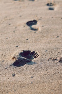 footprints-336650_1280
