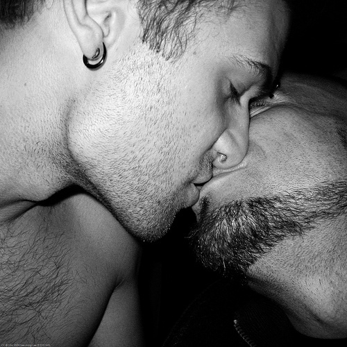 Kiss / 20091129.SD850IS.03533.P1.L1.SQ.BW / SML