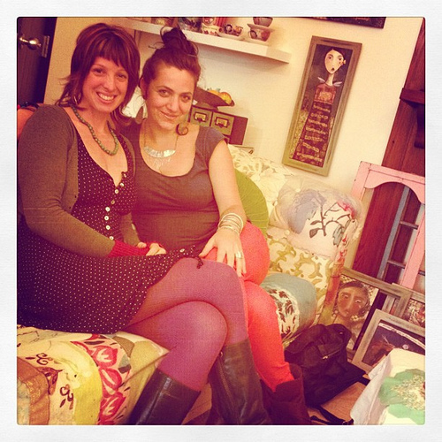 The amazing @florabowley and @lynzeelynx in my studio and on the couch!