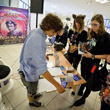 Kamil Klier rozdaje autografy