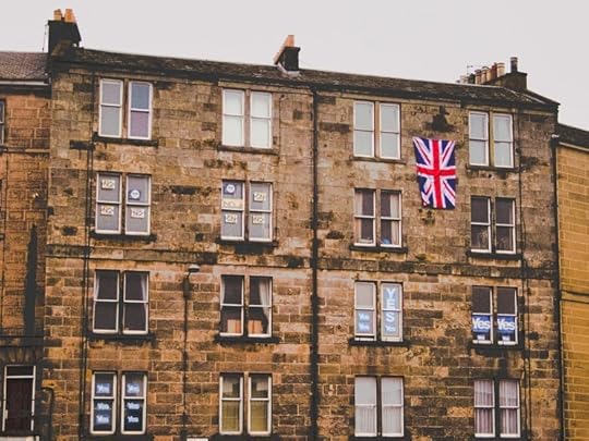 Tenement block in Leith (North Junction Street/Lindsay Road junction), with both YES and NO referendum posters and Union flag. By Brian McNeil CC-BY-SA-3.0 via Wikimedia Commons.