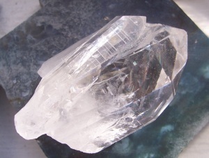 rainbow crystal on moss agate cropped 1