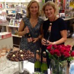 Min förläggare Karin Linge Nordh och min redaktör Kerston Ödéen förbereder releasefesten av En enda natt hos Akademibokhandeln.