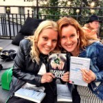 Även Carina Bergfeldt hade release. Här med Susanne Boll.