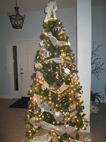 I made many of the ornaments using as inspirations designs my aunt did when I was a child.