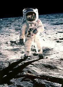 Neil_armstrong_moon