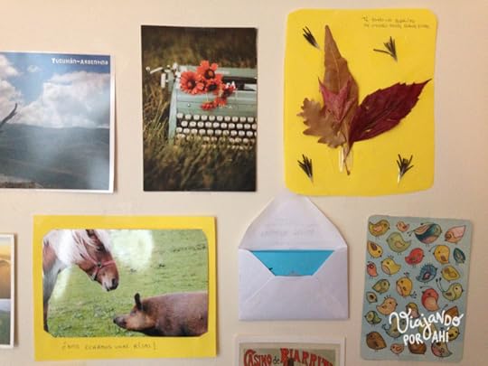 Estoy rodeada de las cosas lindas que me están mandando por correo.