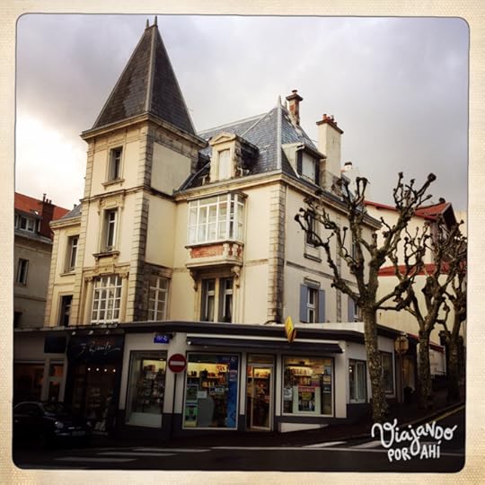 Decidí empezar a sacar fotos de los lugares y situaciones normales. Este es un negocio que está frente al correo.