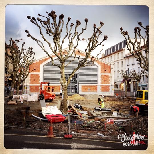 Un espacio en reparación, frente al mercado.