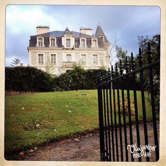 Esta casa está justo enfrente del correo.