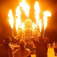 El Pulpo Mechanico meets spectators (via Sociocide)