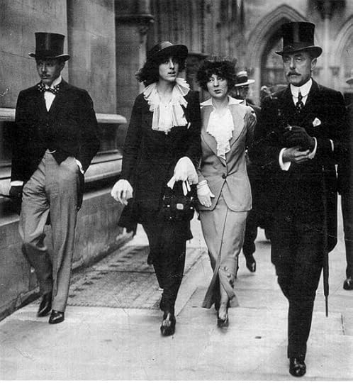 From left to right: Harold Nickolson, Vita Sackville-West, Rosamund Grosvenor, Lionel Sackville-West (1913)
