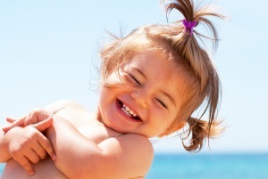 Bambina al mare che ride