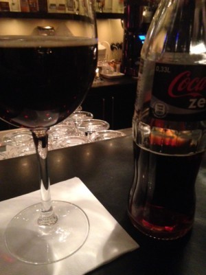 Medan jag väntade i baren gav jag efter för cola zero-sug. Så gott.