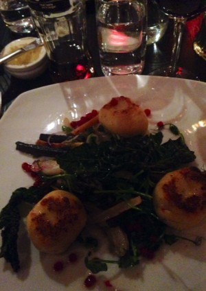 Dessa var helt stört goda. Kroppkakor med en sagolik sallad, rostade rotsaker, svampfyllning, smör, friterad grönkål (sanslöst gott) och rårörda lingon.