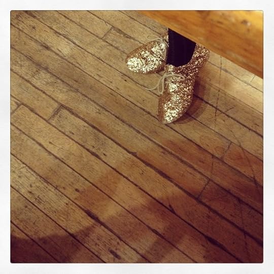 Je pourrais doumenter la chose, mais la plupart de mes amies ont une paire de souliers à brillants qu'on ne porte pas assez souvent #sortezvosescarpinsscintillants #porterlajoie