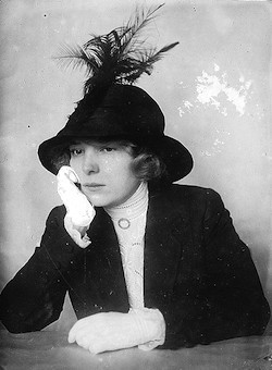 hat with feathers 1910