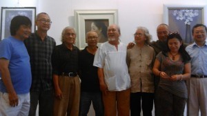 HS Trịnh Thanh Tùng, áo trắng đứng giữa bạn bè