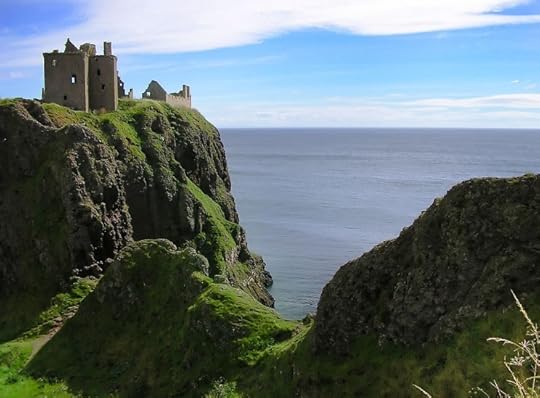 Dunnottar Castle. photo by Maciej Lewandowski (Macieklew). CC BY-SA 3.0 via Wikimedia Commons.