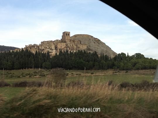 Esta foto la saqué con el teléfono y en movimiento, pero para que se den una idea del pueblo en las rocas.