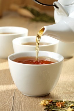te' versato in tazza ceramica bianca