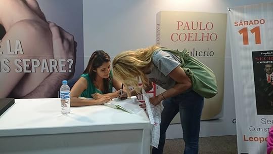 Feria Internacional del Libro de Monterrey - Firma de libros Sofía Macías Pequeño Cerdo Capitalista