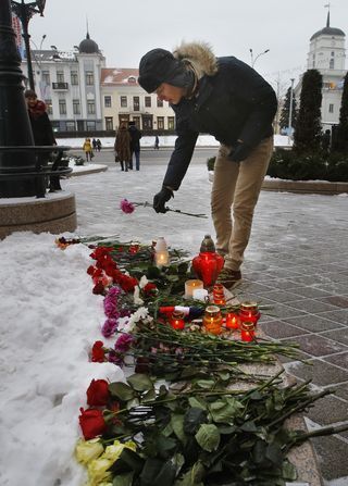 AD156309916A man lays flowe