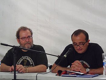 Ches��s Yuste y Ra��l Ariza presentando La mirada del bosque. (Foto: Toni Guti��rrez)