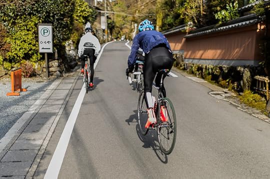 Something Is Just Not Quite Right about this shot, as we head a bit farther up the mountain. Can you tell what it is, and explain it? (Hint: it's not Photoshop) -- Kyoto, Japan -- Copyright 2015 Jeffrey Friedl, http://regex.info/blog/