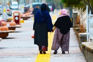 yaşlı insanlara yardımcı olmak