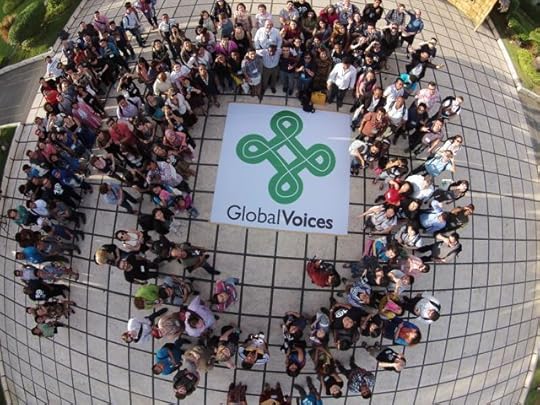 Un dron toma la foto de grupo para el décimo aniversario de Global Voices.