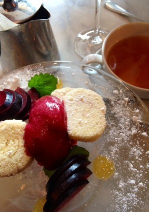 Rulltårta med plommon, glass, lemon curd och maränger. Oh my.