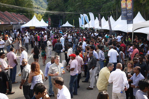 That's our friend Jann in the center. (This is actually a Moka Fete. I couldn't access our Victoria Garden pics. But the scene is much the same.)