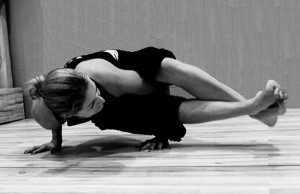 800px-Astavakrasana