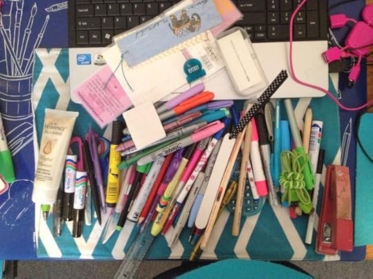 Organising a stationery caddy |www.organisingqueen.com