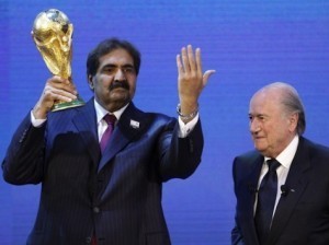 El director de la candidatura de Catar recibiendo la copa, junto a el Presidente de la FIFA, Sepp Blatter.