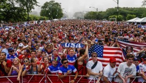 Fanáticos de Estados Unidos alientan a su selección en el mundial de Brasil.