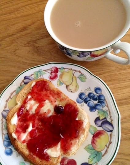 Toast med jordgubbsmarmelad och te.