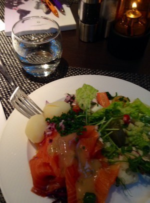 Först: Lunch med kvinna som jag intervjuade. På Radisson Waterfront. Maten var god, sällskapet top notch.