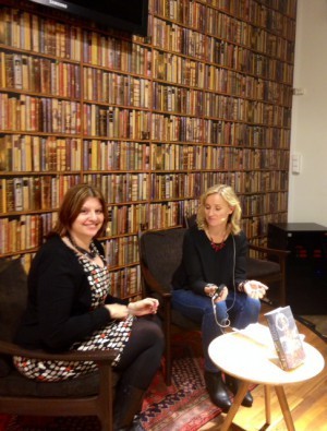 Bokprat med min fina fina förläggare Karin, på Akademibokhandeln. Tack till er som kom!