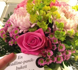 Känner mig så förstådd, sedd och bekräftad. Luktar gott gör de också. Och en del av bukettens kostnad gick till Läkare utan gränser. Man kan väl säga att avsändaren känner mig väl.